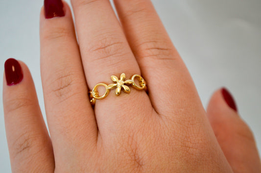 Anel com flor banhado a ouro 18k - Biju & Cia.