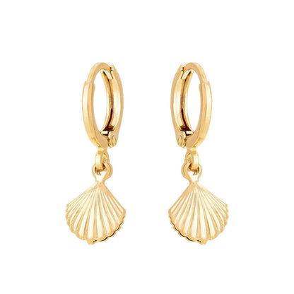 Brinco de argola articulada com pingente de concha banhado a ouro 18k - Biju & Cia.