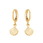 Brinco de argola articulada com pingente de concha banhado a ouro 18k - Biju & Cia.