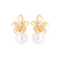 Brinco flor com pérola banhado a ouro 18k