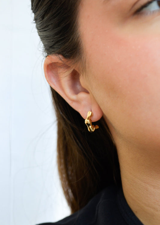 Brinco meia argola canudo banhado a ouro 18k - Biju & Cia.