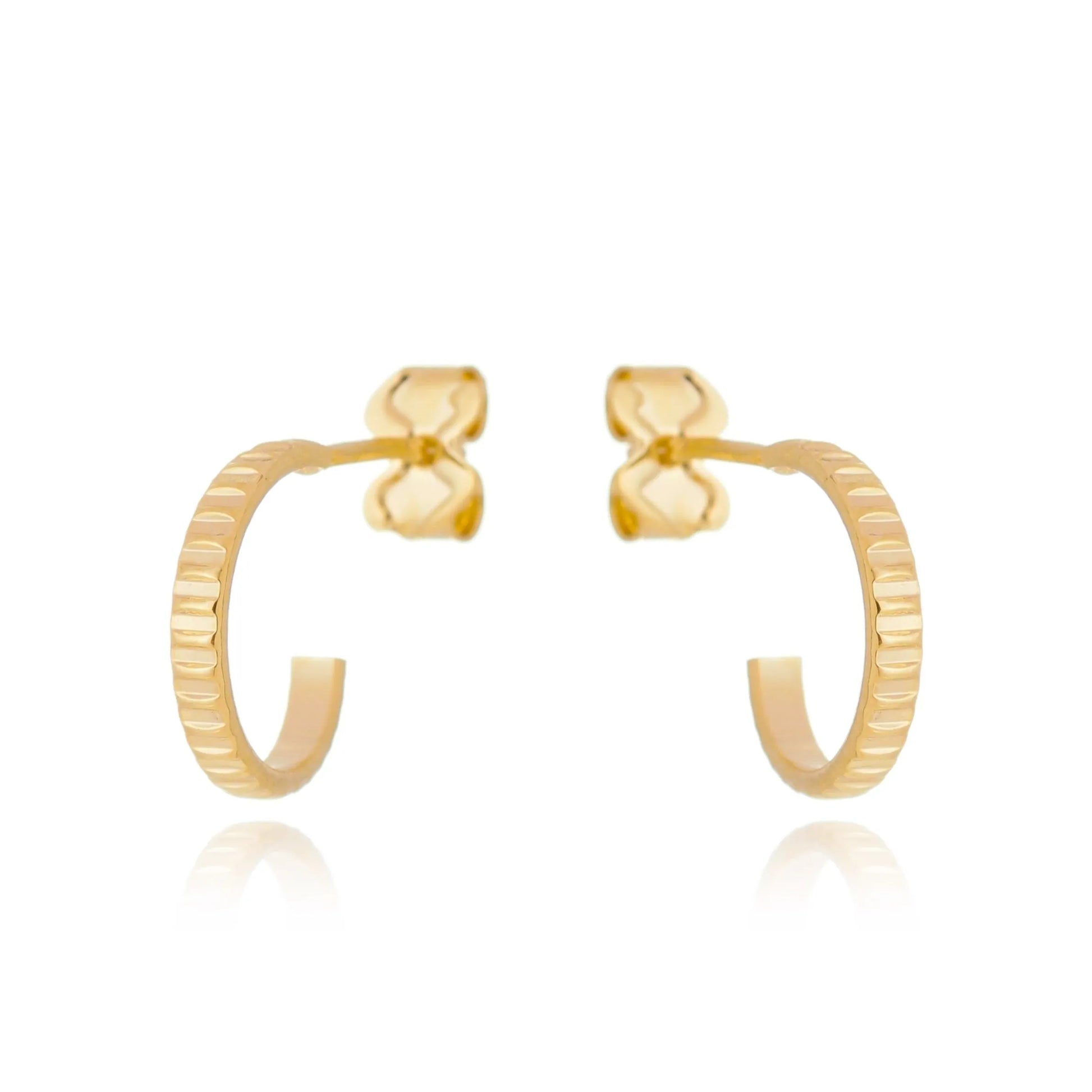 Brinco de argola pequena riscada banhado a ouro 18k - Biju & Cia.