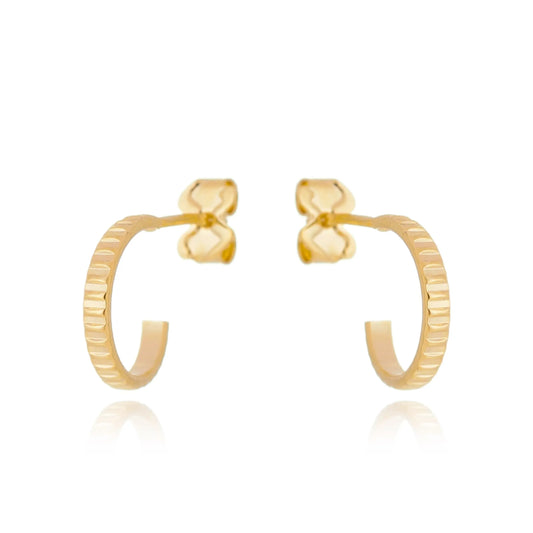 Brinco de argola pequena riscada banhado a ouro 18k - Biju & Cia.