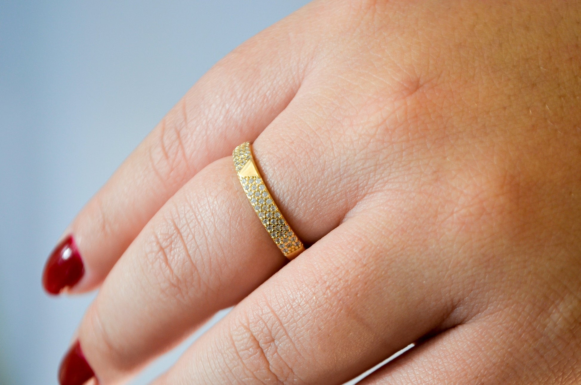 Anel cravejado banhado a ouro 18k - Biju & Cia.