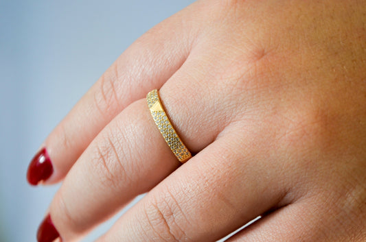 Anel cravejado banhado a ouro 18k - Biju & Cia.
