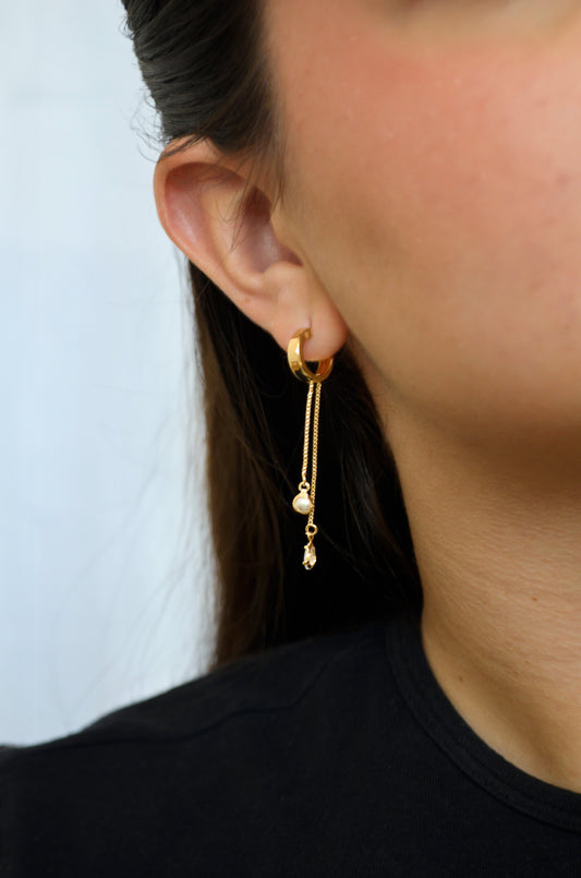 Argola com corrente e pingente de pérola e zircônia banhada a ouro 18k