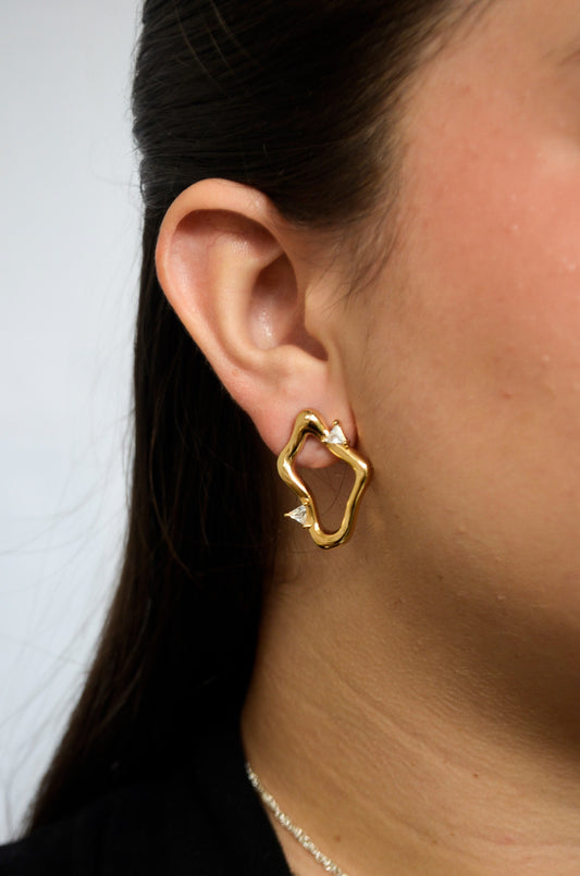 Brinco orgânico com zircônia banhado a ouro 18k - Biju & Cia.