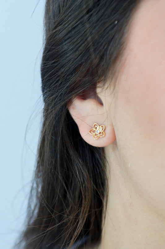 Brinco flor banhado a ouro 18k - Biju & Cia.