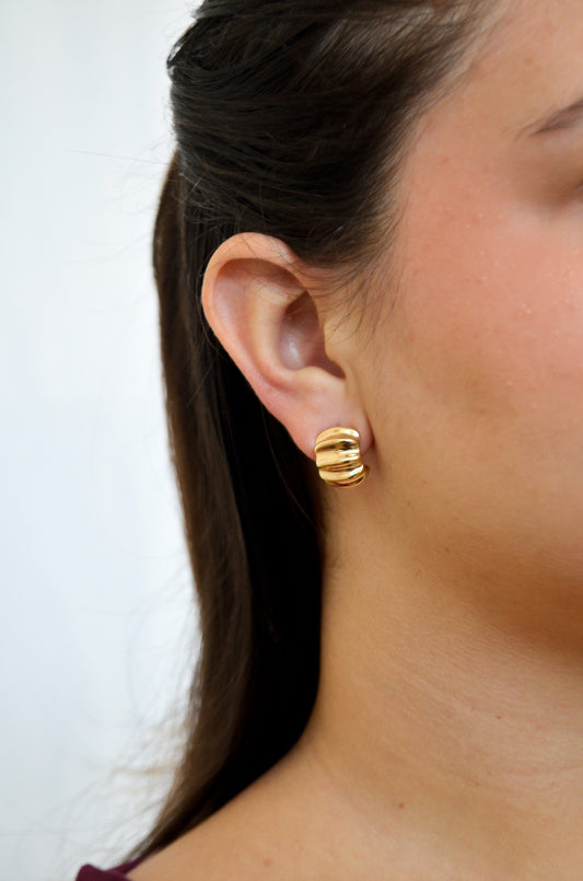Brinco meia argola trabalhado banhado a ouro 18k - Biju & Cia.