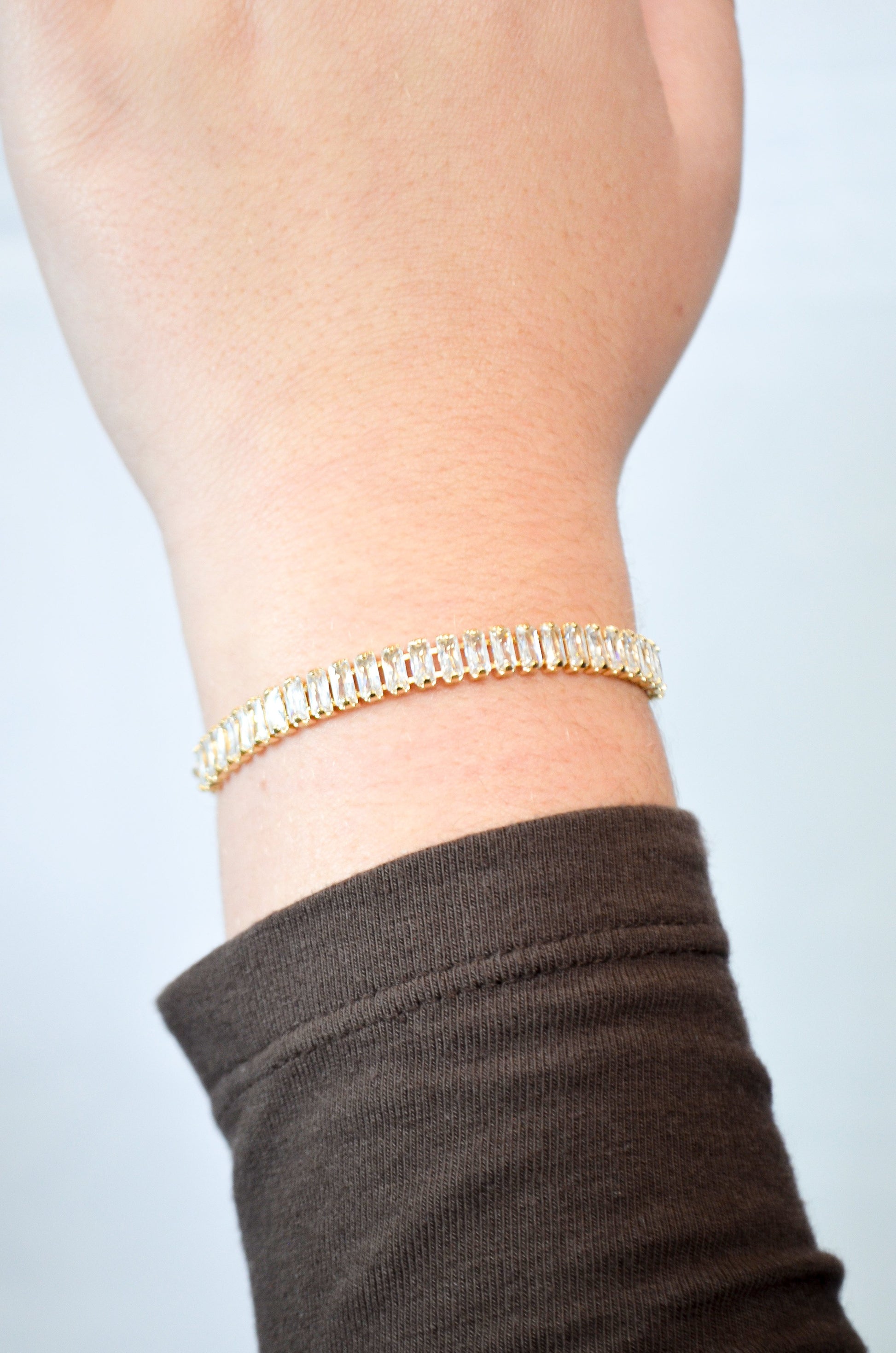 Pulseira com zircônias baguete regulável banhada a ouro 18k - Biju & Cia.