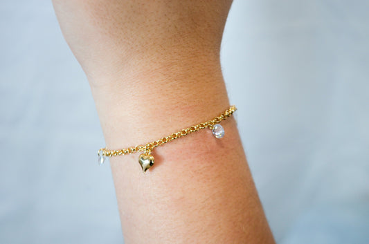 Pulseira com corações e zircônias banhada a ouro 18k - Biju & Cia.