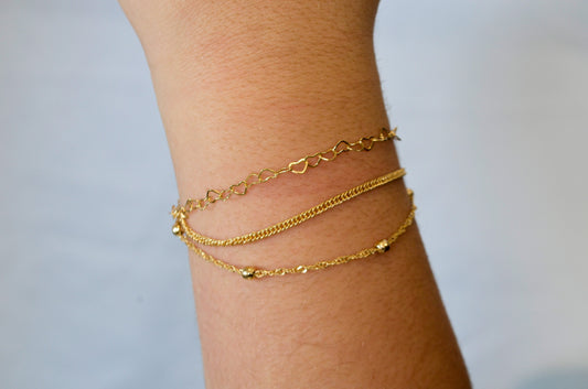 Pulseira tripla com bolinhas e corações banhada a ouro 18k - Biju & Cia.