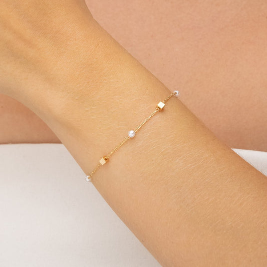 Pulseira pérolas e quadradinhos banhada a ouro 18k