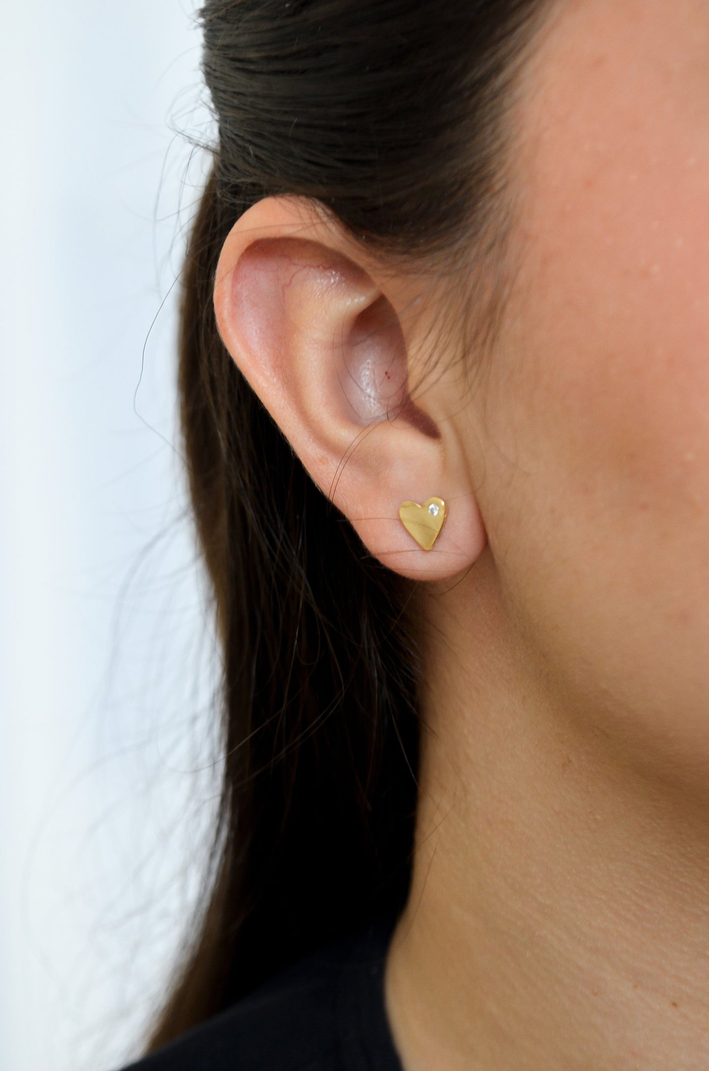 Brinco coração com zircônia banhado a ouro 18k - Biju & Cia.