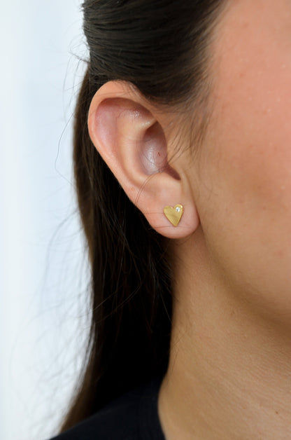 Brinco coração com zircônia banhado a ouro 18k - Biju & Cia.