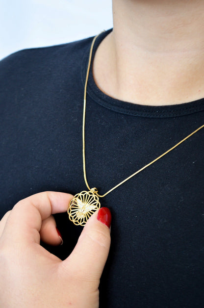 Gargantilha mandala com espírito santo banhada a ouro 18k - Biju & Cia.