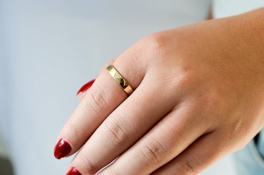 Anel com triângulo de zircônia banhado a ouro 18k - Biju & Cia.