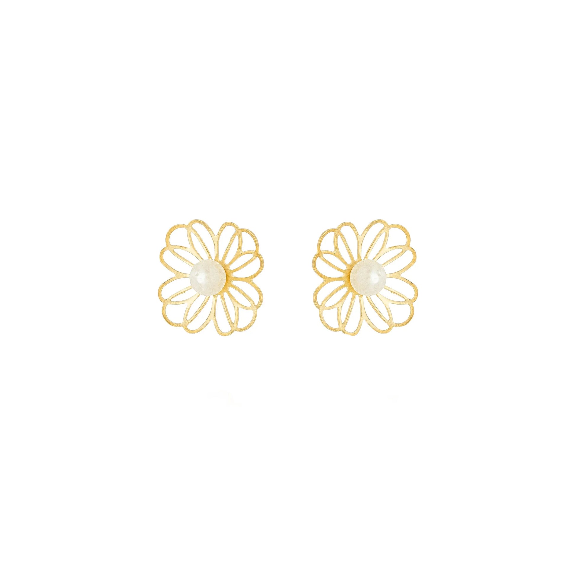 Brinco de flor vazada com pérola banhado a ouro 18k - Biju & Cia.