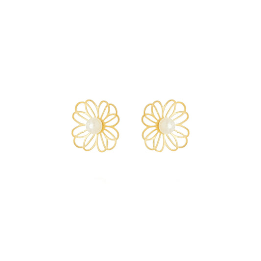 Brinco de flor vazada com pérola banhado a ouro 18k - Biju & Cia.