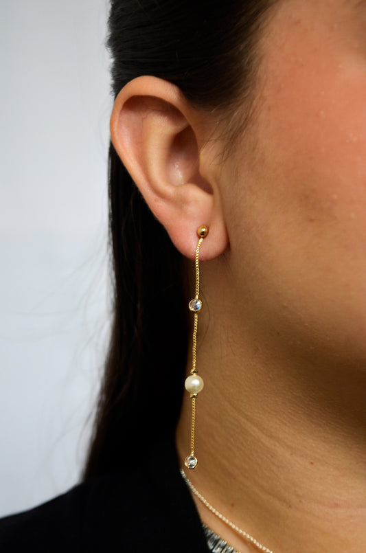 Brinco pérola e zircônias banhado a ouro 18k - Biju & Cia.
