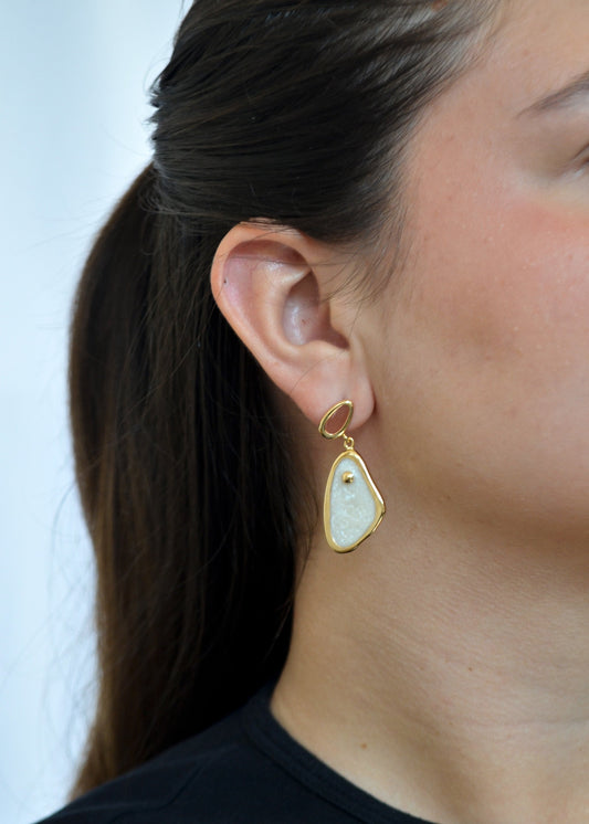Brinco orgânico com esmaltação banhado a ouro 18k - Biju & Cia.