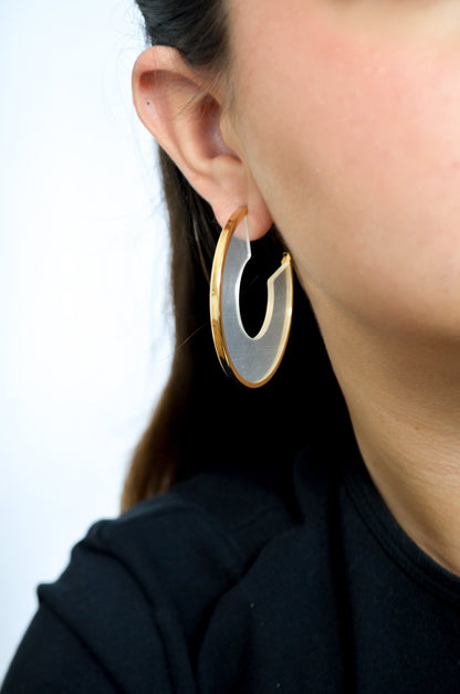Argola com acrílico banhada a ouro 18k - Biju & Cia.
