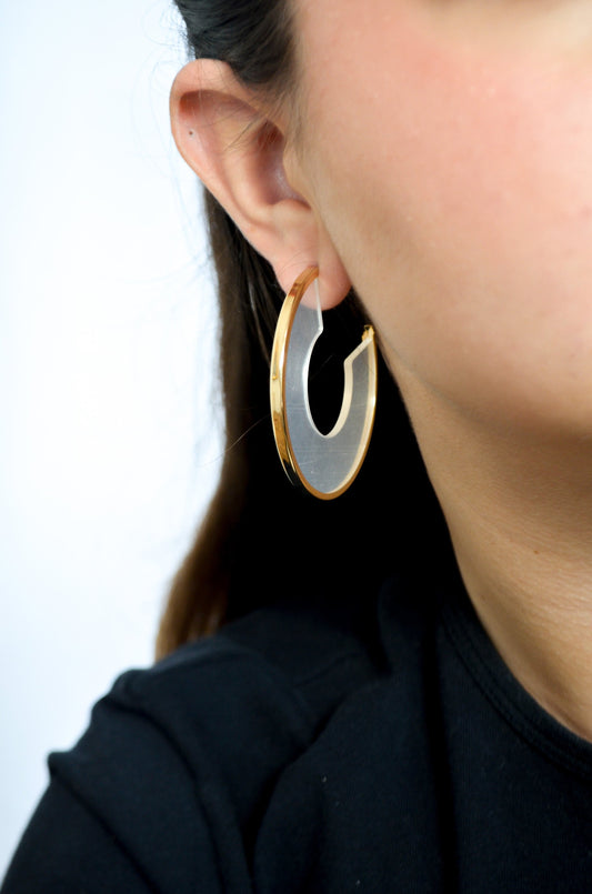 Argola com acrílico banhada a ouro 18k - Biju & Cia.