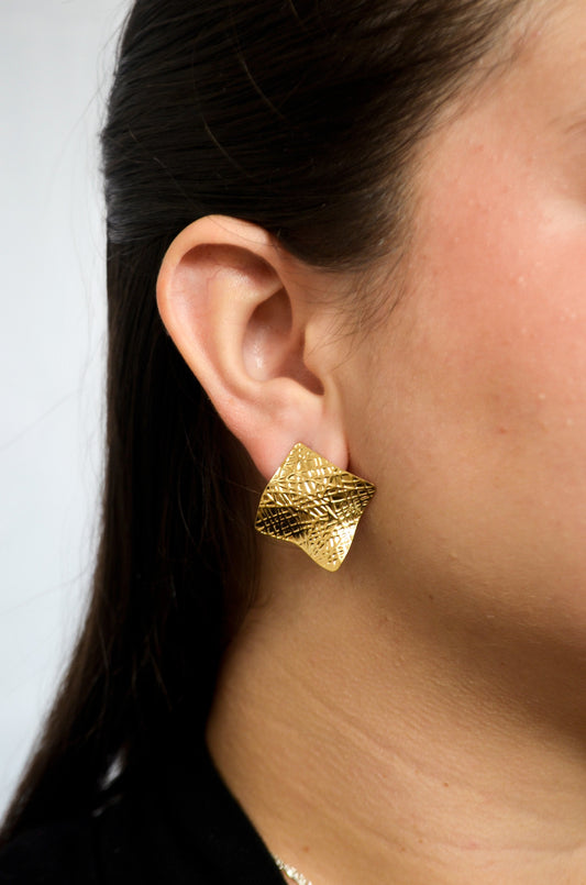 Brinco losango trabalhado banhado a ouro 18k - Biju & Cia.