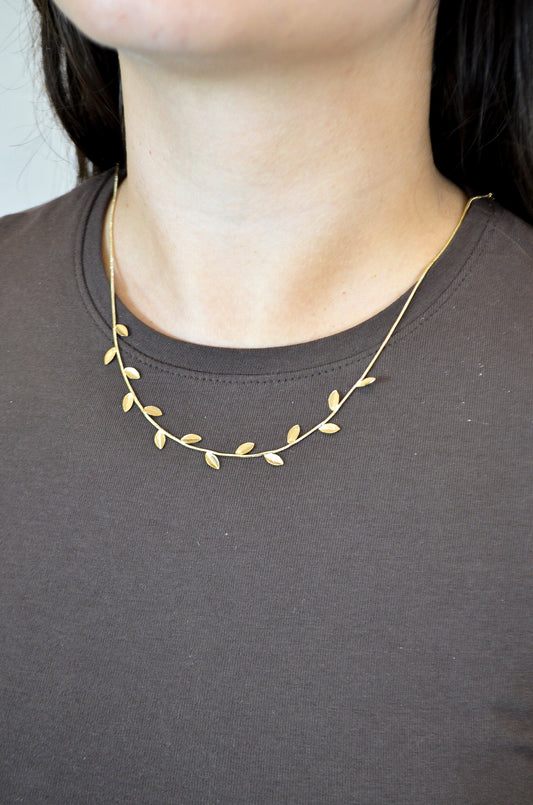 Gargantilha choker folhas banhada a ouro 18k - Biju & Cia.