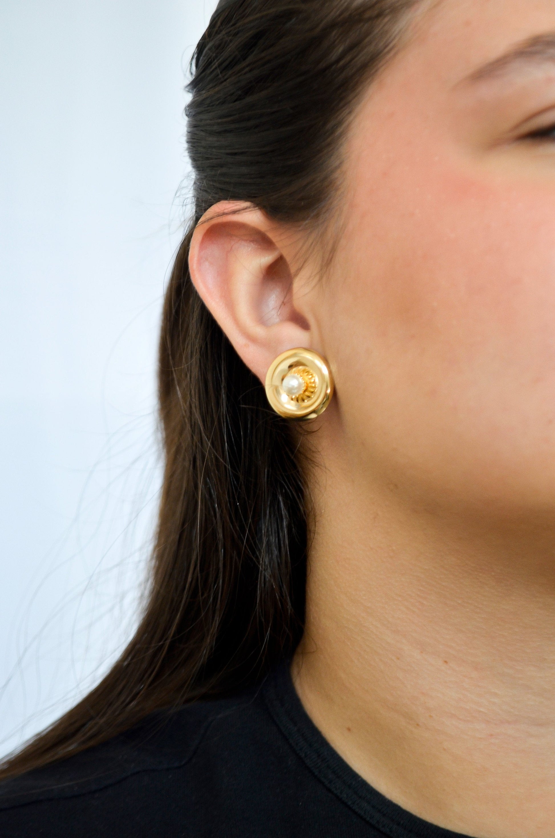 Brinco esfera com pérola banhado a ouro 18k - Biju & Cia.