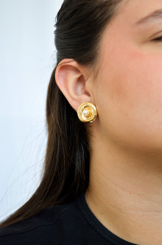 Brinco esfera com pérola banhado a ouro 18k - Biju & Cia.