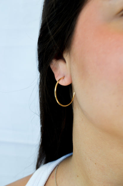 Argola média com fio quadrado banhada a ouro 18k - Biju & Cia.