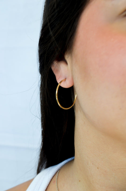Argola média com fio quadrado banhada a ouro 18k - Biju & Cia.
