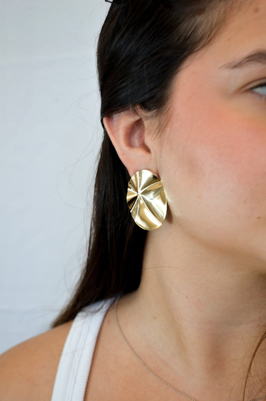 Brinco chapa oval banhado a ouro 18k - Biju & Cia.