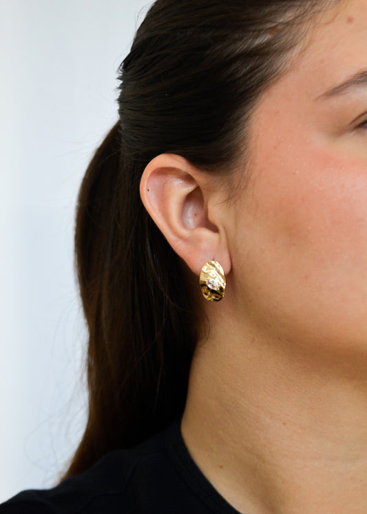Brinco orgânico com zircônias banhado a ouro 18k - Biju & Cia.