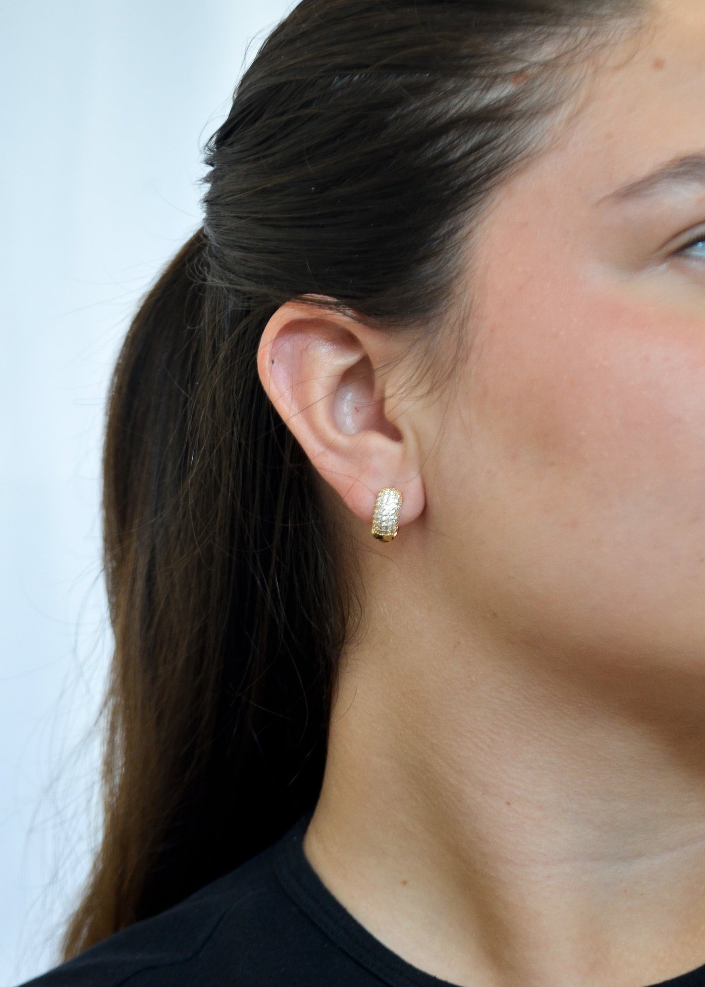 Argola articulada com zircônias banhada a ouro 18k