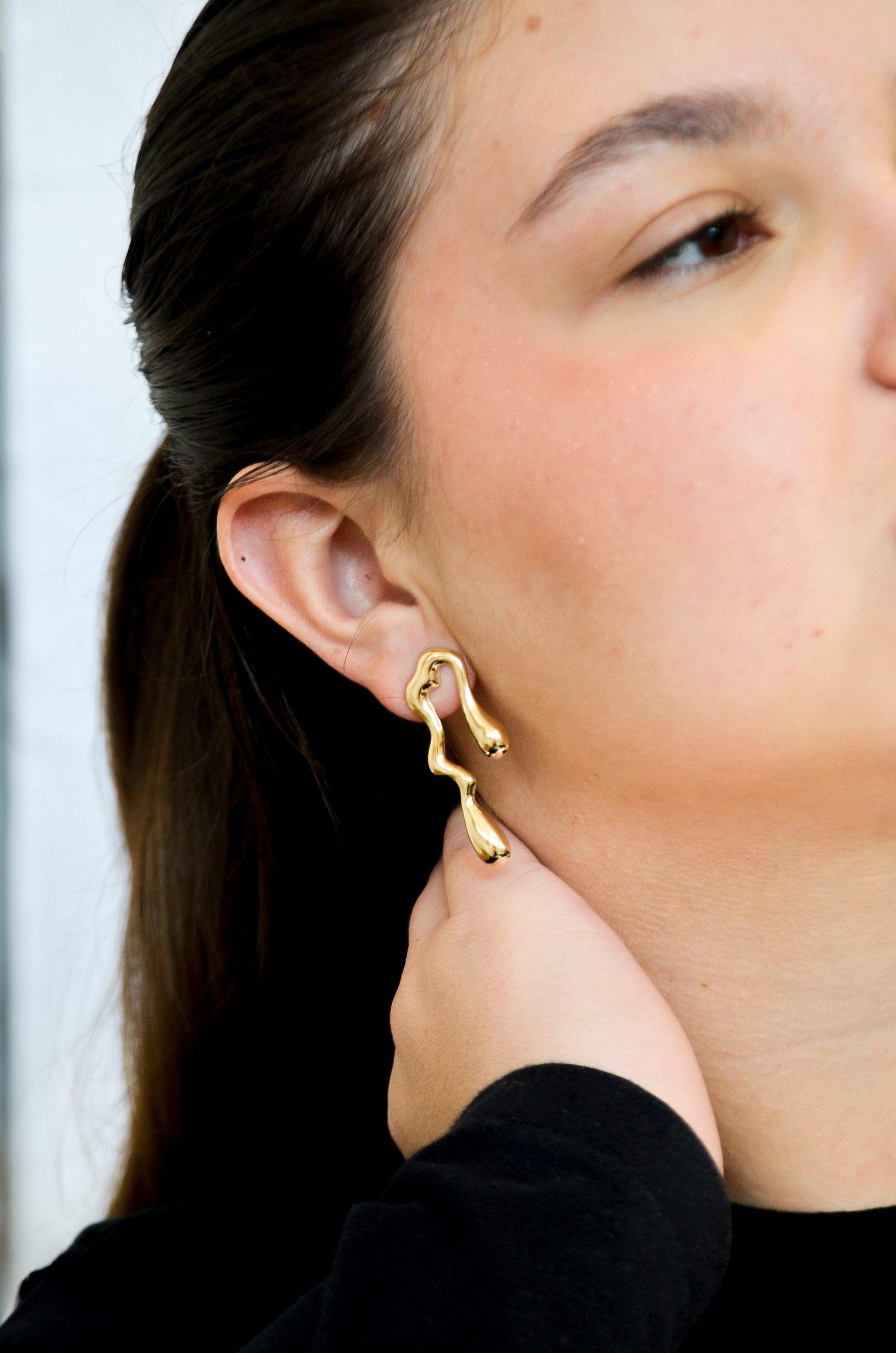 Brinco orgânico banhado a ouro 18k - Biju & Cia.