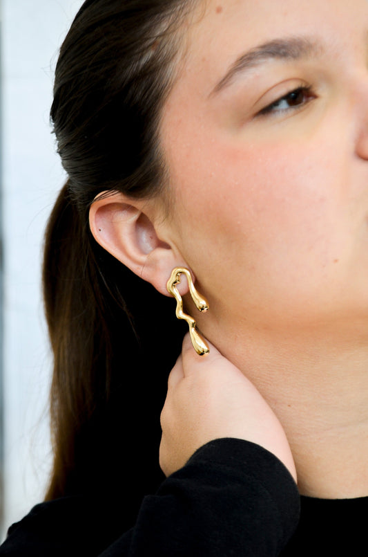 Brinco orgânico banhado a ouro 18k - Biju & Cia.