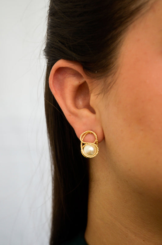 Brinco de pérola banhado a ouro 18k - Biju & Cia.