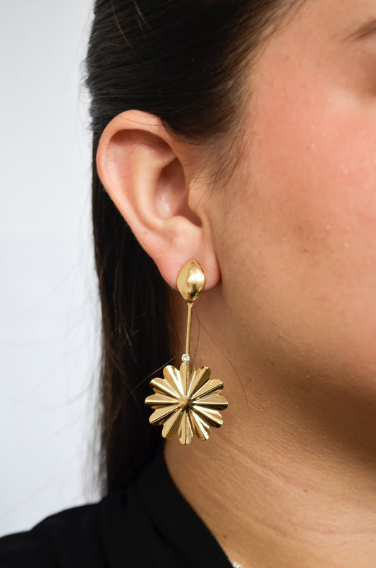 Brinco flor com pedra banhado a ouro 18k - Biju & Cia.