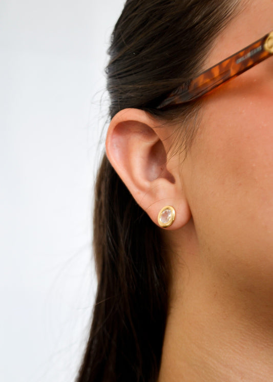 Brinco oval com zircônia banhado a ouro 18k - Biju & Cia.
